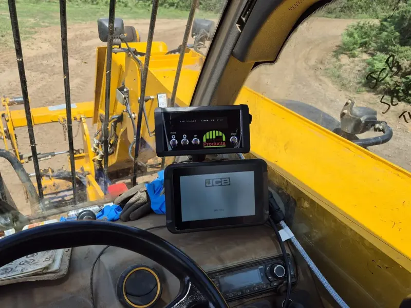 3T Easy-Feed controls in the tractor
