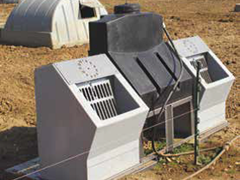 200L clean water tank coupled to two farrow feeders